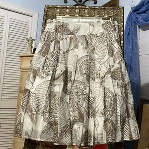 White brown shell patterned size 4 skirt
